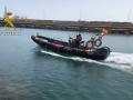 Un guardia civil de Córdoba intercepta una embarcación de recreo con inmigrantes ilegales en una playa de Melilla.