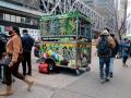 Un carrito de cannabis se ve en la calle 42 y la Octava Avenida en el centro de Manhattan
