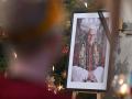Una fotografía del Papa emérito Benedicto XVI se ve durante un culto en la iglesia católica St Oswald