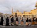 Unas religiosas aguardan ante la basílica al amanecer para despedirse de Benedicto