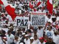 Personas participan en una marcha por la paz en Lima