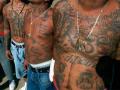 Imagen de un grupo de hombres tatuados de bandas de Honduras