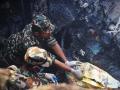 Un equipo de emergencias inspecciona el lugar donde el avión se ha estrellado en Nepal buscando supervivientes