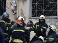 Una mujer es rescatada de entre los escombros del edificio impactado por misiles rusos en Dnipro