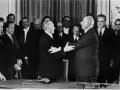 En esta foto de archivo tomada el 22 de enero de 1963, el presidente francés, el general Charles de Gaulle (der.), y el canciller alemán, Dr. Konrad Adenauer (izq.), se abrazan mientras celebran la ceremonia de firma del tratado germano-francés.