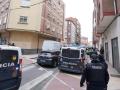 Furgones y agentes de la Policía Nacional en la calle Clavel, donde se ha detenido a un hombre por su presunta relación con el envío de las cartas explosivas