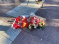 Flores y velas en la Plaza Alta de Algeciras donde se perpetró el ataque