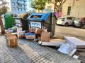 Los contenedores a rebosar es una estampa habitual en las calles de Valencia.