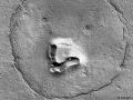 La cara de un oso captado por la cámara HiRISE en Marte