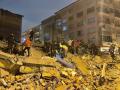 Un grupo de personas busca a posibles víctimas en Turquía tras un terremoto de magnitud 7,4 en la escala abierta de Richter cerca de la frontera con Siria