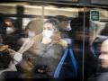 Varias personas viajan en un autobús urbano en San Sebastián