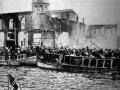 Edificios en llamas y gente tratando de escapar en Esmirna, 1922