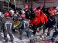 Momento del rescate con vida de un hombre en Turquía