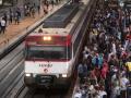 Una multitud de usuarios de Cercanías espera en la estación de Atocha