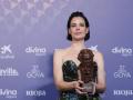 La actriz Laia Costa tras recibir el Goya a la mejor actriz protagonista por su trabajo en "Cinco lobitos"