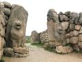 Leones de piedra tallada flanquean una puerta de la antigua capital hitita de Hattusa, en el centro de Turquía