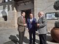 Nieto (izda.) habla con Duque (centro) y Aguirre ante el Ayuntamiento de Villanueva de Córdoba