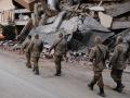 Un grupo de soldados patrulla la localidad turca de Hatay, devastada por los fuertes terremotos