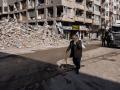 Un hombre pasea entre los edificios derruidos por el terremoto en la ciudad de Antakya