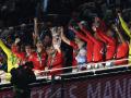 Los futbolistas del Manchester United levantan la Copa de la Liga en el palco de Wembley.