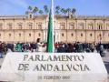 Izado de la bandera de Andalucía en el Parlamento andaluz durante el acto institucional por el 28-F celebrado en 2022
