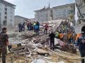 Los servicios de emergencia rescatan a personas que quedaron atrapadas bajo los escombros