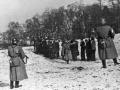 Soldados alemanes escoltando el traslado de ciudadanos polacos en la Segunda Guerra Mundial
