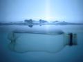 Una botella de plástico flota debajo de una capa de hielo en Finlandia