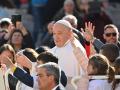 El Papa Francisco, saludando a los fieles en la Plaza de San Pedro