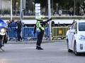 Un agente de movilidad corta el tráfico en Madrid
