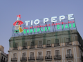 Figura y valla publicitaria de 'Tío Pepe' en la Puerta del Sol de Madrid