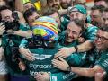 Fernando Alonso se abraza a sus mecánicos tras el podio en Arabia Saudí