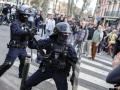 Policías del Cuerpo de Seguridad Republicano Francés (CRS - Compagnies Republicaines de Securite) chocan con manifestantes durante una manifestación