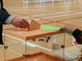 Un hombre ejerce su derecho a voto en el colegio durante la jornada electoral del 4 de mayo de 2021, en Madrid