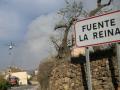 Vista de un helicóptero y una columna de humo provocada por un incendio forestal originado en Villanueva de Viver, a la entrada del municipio de Fuente de la Reina