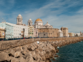 La catedral de Cádiz vista desde el malecón