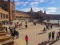 Turistas recorriendo la Plaza de España (Sevilla), en una imagen de archivo