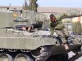 Un militar ucraniano subido en uno de los carros de combate Leopard 2A4 durante la presentación de la formación de las Fuerzas Armadas españolas a militares ucranianos, en el Centro de Adiestramiento de San Gregorio, a 13 de marzo de 2023, en Zaragoza, Aragón (España). Las Fuerzas Armadas españolas adiestrarán a 55 soldados ucranianos en el manejo de los carros de combate Leopard 2A4. Se trata de un modelo que España se ha comprometido a mandar a Ucrania una vez se complete la recuperación de estos vehículos blindados, que están aparcados en un garaje del centro logístico de Casetas (Zaragoza) desde hace una década y que exigen una inspección técnica profunda. Este entrenamiento se engloba dentro de la Misión de Entrenamiento de la UE.
13 MARZO 2023;ZARAGOZA;ARAGÓN;MILITARES UCRANIANOS;COMBATE LEOPARD
Fabián Simón / Europa Press
13/3/2023