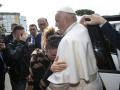El Papa abraza a la madre tras salir del hospital