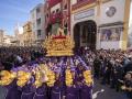MÁLAGA, 03/04/2023.-Hombres de trono portan el Cristo de los Gitanos, hoy Lunes Santo en Málaga, en una procesión que destaca por ser la única de Málaga cuyos nazarenos no llevan capirotes, sino un capillo morado sujetado con una corona de espinas y que cuenta con una de las comitivas más peculiares, ya que durante el recorrido se suceden los bailes y cantes de los gitanos tras los tronos. EFE/Jorge Zapata