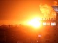 Llamas y humo se elevan tras ataque aéreo israelí en Gaza