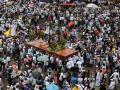 Los fieles procesionaron con el crucificado en el terreno de la catedral de Managua a pesar de la prohibición