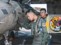 Un piloto de la Fuerza Aérea taiwanesa inspecciona su avión portando en su uniforme con una insignia desafiante