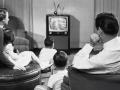 Una familia ve la televisión a mediados del pasado siglo
