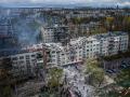 Un edificio residencial de la ciudad de Sloviansk, al norte de Donetsk, fue parcialmente destruido por bombardeos rusos