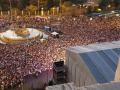 El público abarrota la plaza de Cibeles, mientras cientos de personas se han quedado fuera del perímetro acotado por las autoridades