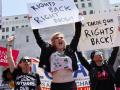 Varias mujeres protestan en una marcha "por los derechos reproductivos"