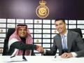 El futbolista Cristiano Ronaldo con el presidente del club de fútbol AlNassr, Mossali AlMuammar