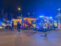 Los equipos de emergencias han instalado un hospital de campaña para atender a los heridos en el incendio de la plaza Manuel Becerra de Madrid