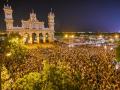 La Feria de Abril de Sevilla comenzó esta medianoche con el tradicional "alumbrao", encendido de las más de 200.000 bombillas